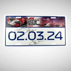 F1 Bahrain 2024 Nummernschild signiert Esteban Ocon Logan Sergeant & James Vokale - Bild 1 von 10