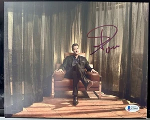 TOM ELLIS FOTO FIRMATA 8X10 LUCIFERO AUTOGRAFO BEL PEZZO BAS COA 3 RACCONTA BUGIE - Foto 1 di 3