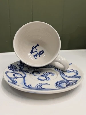 TAZA RUAN HOFFMANN JUST LOVE MORE AZUL Y BLANCO BAJO PLATO ANTHROPOLOGIE RYAN Foto 1 de 4