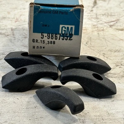Lote De 5 Ganchos Para Abrigo Coches GM 1967-1981 OEM Negro Grano Guijarro Estilo GM 9867352 Nuevo Foto 1 de 4