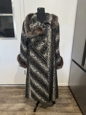 VINTAGE FAVORITTI TRADE MARK FUR COAT RARE HTF - Image 1 of 4