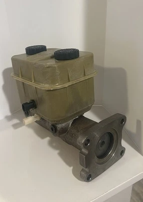 Cilindro mestre de freio com reservatório para Blue Bird Ford F53 F600 Hino Kenworth - Imagem 1 de 4