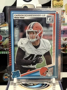 2025 Donruss - Carson Schwesinger - Esordiente classificato argento a prova di stampa / 199 TZ - Foto 1 di 2