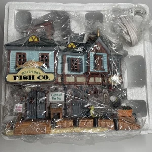 De colección Lemax Caddington Village Iluminado South Bay Fish Co & Perkins Pickles - Imagen 1 de 8