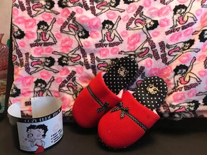BETTY BOOP LOT - PLUS FLEECE THROW BLANKET & SIZE LARGE SLIPPERS - Picture 1 of 10
