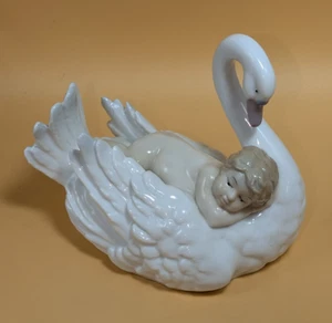 Vintage Porcelain Swan With Baby Laying On Back 6.5'' L - Picture 1 of 8