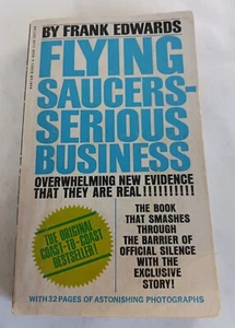 Flying Saucers Serious Business by Frank Edwards 1966 Paperback 10th Printing - Imagen 1 de 4