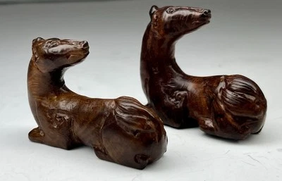 Conjunto de 2 estatuetas reclináveis japonesas do século XVIII esculpidas à mão em madeira de teca Netsuke - Imagem 1 de 4