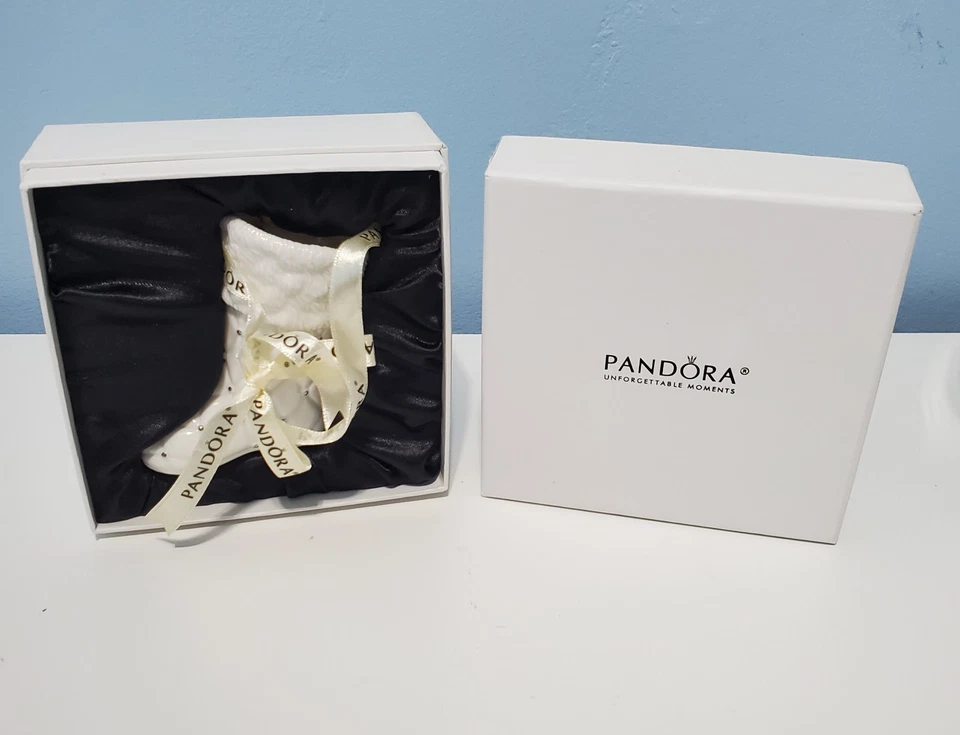 Adorno Pandora 2012 Vidrio Blanco Navidad Medias En Caja Usado en Excelente Condición Coleccionable Foto 1 de 4