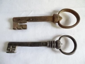 ZWEI ALTE SCHRANK SCHLÜSSEL UM 1850 - Bild 1 von 4