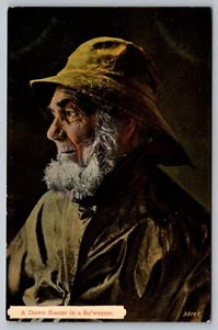 Cartolina Una Pasqua giù in un vecchio So'Wester e il pescatore di mare arte Canada - Foto 1 di 2