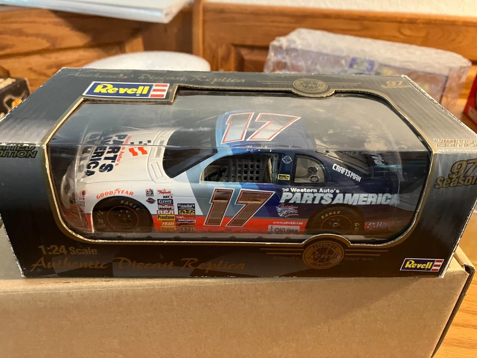 1997 #17 DARRELL WALTRIP 1/24 PARTS AMERICA REVELL - Image 1 of 1