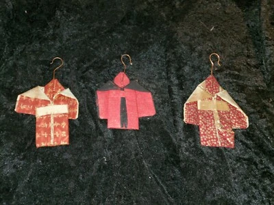 Enfeites antigos de quimono em cabides de cobre da China - Imagem 1 de 4