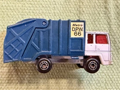 Matchbox Superfast Refuse Truck Metro D.P.W.66 China from 1986 I-75 Series - Image 1 of 4