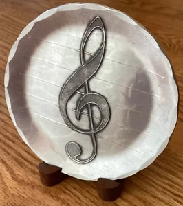 Posavasos musicales de aluminio martillado Wendell August Forge y soporte - Imagen 1 de 6