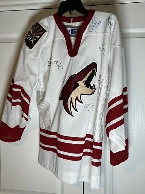 Phoenix Coyotes Autographed CCM adult S White Jersey 16,53,70,29 - Image 1 of 4