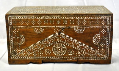 Cofre de dote de nácar con estampado morisco de principios del siglo XIX Foto 1 de 4