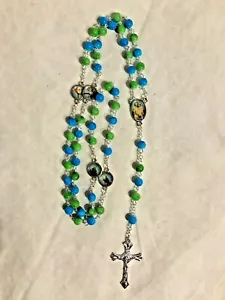 ''SAINTS FOR BOYS ROSENKRANZ" 21-1/2"L, bunte blaue & grüne Perlen, NEU - Bild 1 von 4