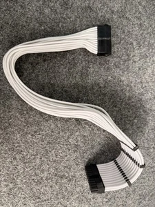 Corsair Premium Sleeved 24-Pin-ATX-Kabel (Gen 4) - weiß/schwarz - Bild 1 von 3