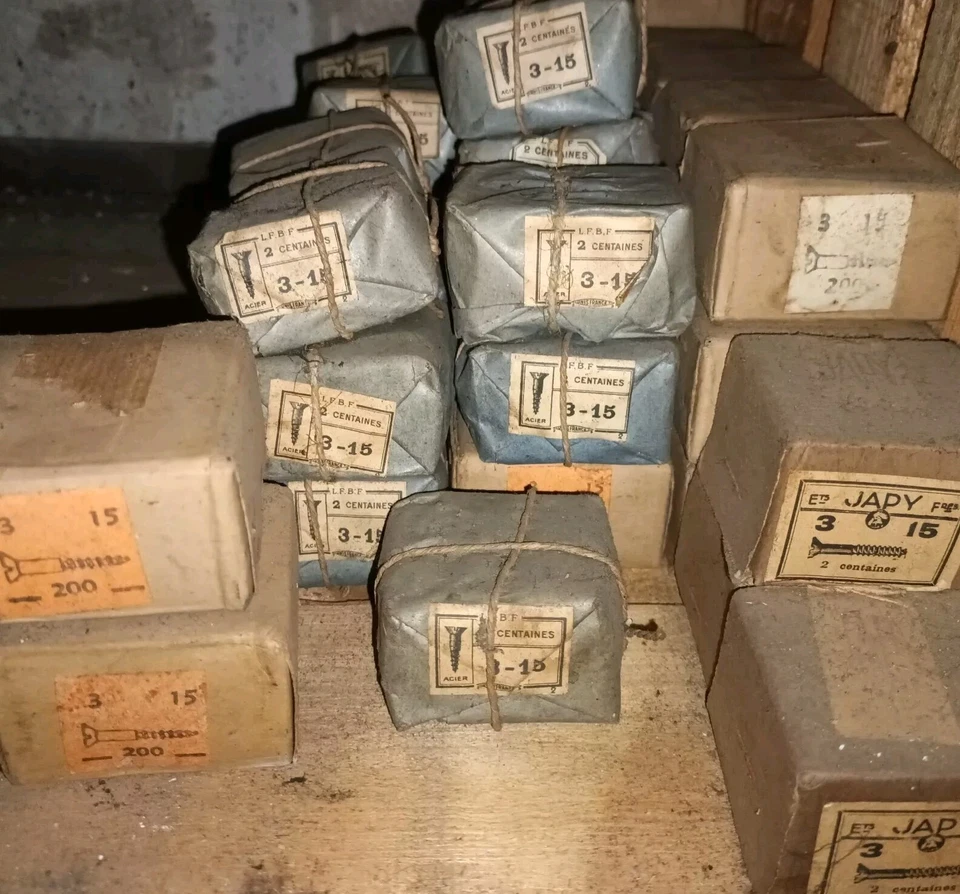 Lot vis à bois tête fraisée 3x15   stock de quincaillerie neuves Boite  200 Vis  - Photo 1/1