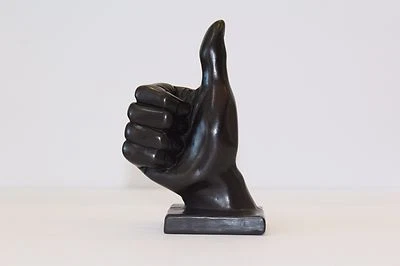 Escultura de símbolo de mano pulgar hacia arriba Choco negra Foto 1 de 4