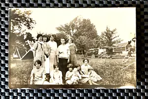 GRUPPE VON 10 HÜBSCHEN FRAUEN MIT BABY UND SÄUGLING KIND RPPC ECHTES FOTO POSTKARTE - Bild 1 von 2
