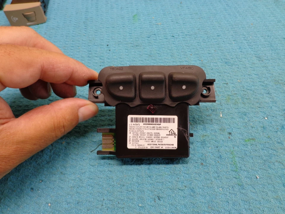 SATURN RELAY 05 06 07 HOMELINK GARAGE DOOR OPENER MODULE SWITCH - Image 1 of 4