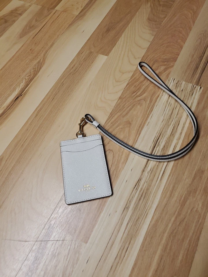 Porta-cartão de identificação Coach cordão branco cremoso - Imagem 1 de 4