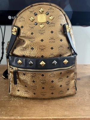 Mochila mediana MCM dorada 100 % cuero genuino Foto 1 de 4