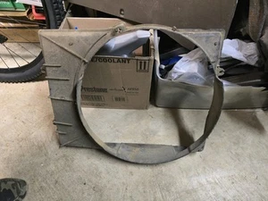 Cubierta de plástico del ventilador del radiador 2.4 22RE 1989-1995 Toyota Pickup 2.4L - Imagen 1 de 3