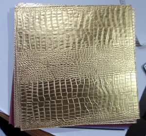 Mantel individual de cuero cuadrado en relieve imagen gráfica de cocodrilo DORADO - Imagen 1 de 6