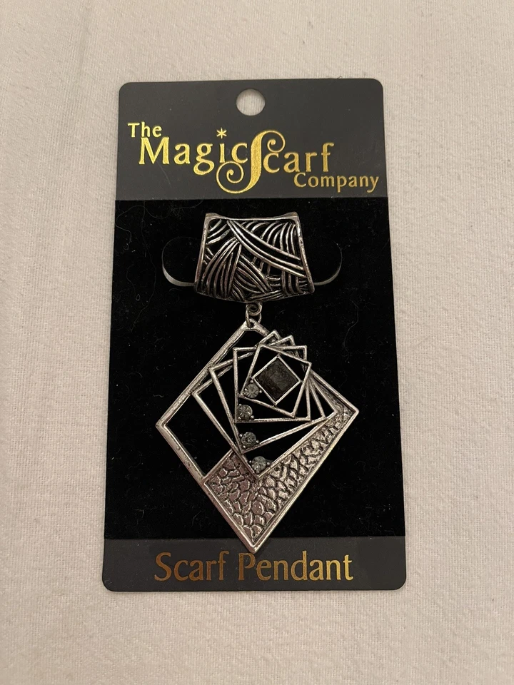 Colgante Bufanda The Magic Scarf Company, Color Plata, Forma Diamante Foto 1 de 1