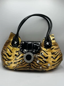 Bolso de Hombro Charm and Luck Cuero Charol Estampado Leopardo, Estrás y Tachuelas - Imagen 1 de 15