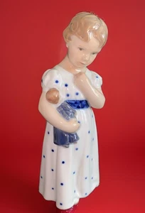 Schöne Royal Copenhagen Mädchen hält Puppe Porzellan Figur 3539/146, 5 1/2" - Bild 1 von 8