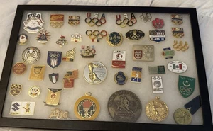 Konvolut 47 Vintage seltene & sammlerstücke Olympia Pins/Medaillons/Knöpfe etc. mit Koffer - Bild 1 von 11