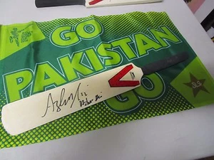 Azhar Ali (Pakistan) signed Slazenger Mini Bat + COA - Picture 1 of 4