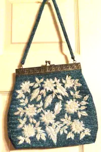 Borsa vintage con perline blu con bordo perline floreali bianche una bellezza - Foto 1 di 5