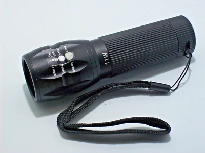 TORCIA LED CREE 11 W BIANCO GHIACCIO ZOOM TATTICA LED POTENTE PROIETTA LOGO SOS - Imagen 1 de 3