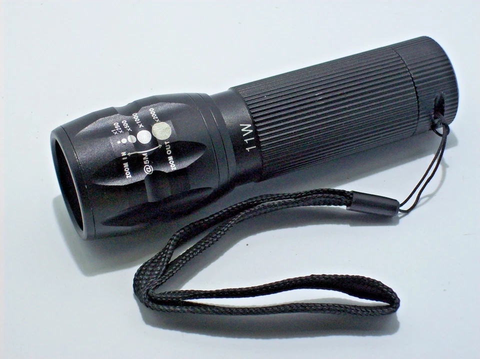 TORCIA LED CREE 11 W BIANCO GHIACCIO ZOOM TATTICA LED POTENTE PROIETTA LOGO SOS - Imagen 1 de 3