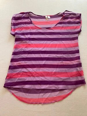 Blusa para mujer Route 66 grande rosa a rayas dobladillo alto-bajo cuello redondo manga corta Foto 1 de 4