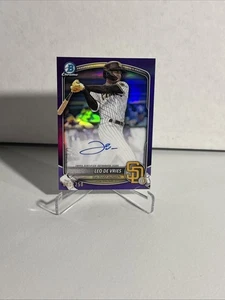 2025 Bowman Leo De Vries Chrome Prospect Auto Purple Refractor #/250 Padres - Bild 1 von 3