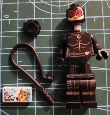 Lego 76300 Batman Arkham Asylum - Catwoman - Minifigure with Accessories - Image 1 of 3