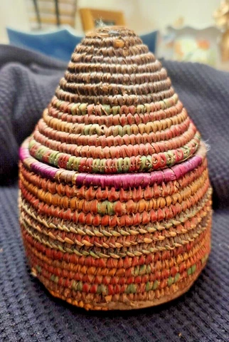 Natural Straw Woven Basket with Lid Hand Crafted Colorful Bee Hive Shape Basket Cover