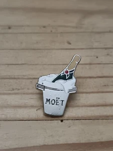 Pin's Pins Pin Enamel 22 Alcool "Champagne MOET" ATTENTION ABÎMÉ EN FACADE - Imagen 1 de 2