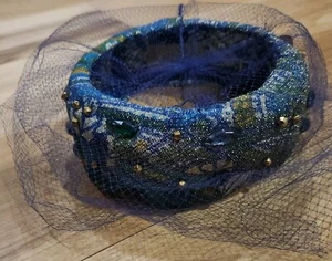 Sombrero Pastillero Vintage de CHEZ Lilli Azul Verde con Red y Adornos Cuentas - Imagen 1 de 9