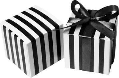 Cubo pequeño cajas de dulces a granel tiras blancas y negras favores de fiesta cajas de regalo bebé  Foto 1 de 4