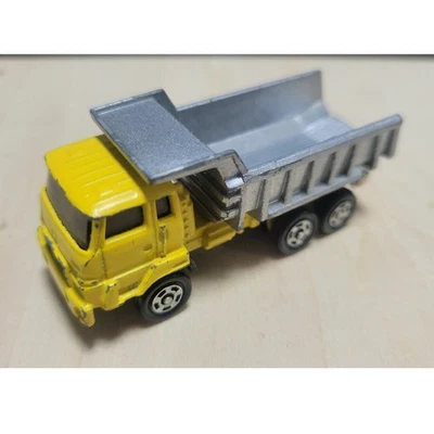 Camión de volteo todoterreno Tomica Isuzu Foto 1 de 3