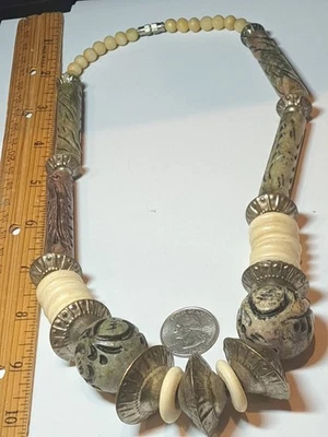 Collar 22 en Acrílico Gema Latón Cuentas Complejo Jumbo Tallado Tono Plata Inserciones Foto 1 de 4