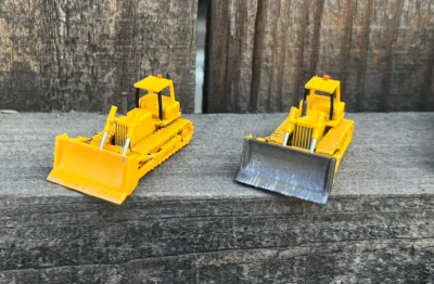 N scale set of 2 Small bulldozers N3000 - Image 1 of 4