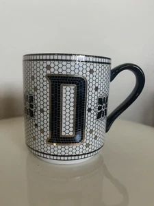 Anthropologie Kachel Margot Monogramm Kaffeebecher Buchstabe D schwarz weiß Wabenmuster - Bild 1 von 9